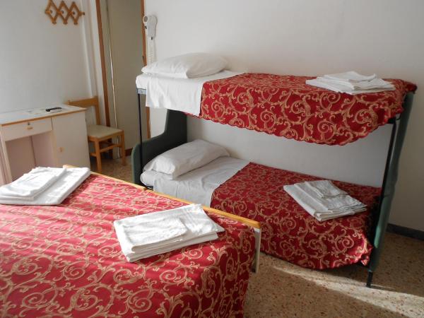 Hotel Ottavia : photo 5 de la chambre chambre familiale standard (2 adultes + 2 enfants)