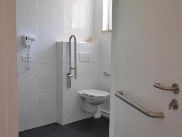 Auberge des 3 Fontaines : photo 3 de la chambre chambre lits jumeaux pour personnes à mobilité réduite