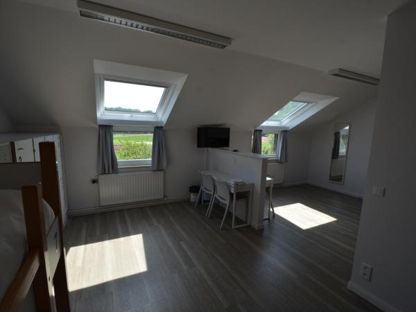 Auberge des 3 Fontaines : photo 3 de la chambre lit simple en dortoir féminin avec salle de bains commune