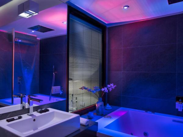 Carten : photo 4 de la chambre chambre supérieure avec baignoire spa – vue sur château