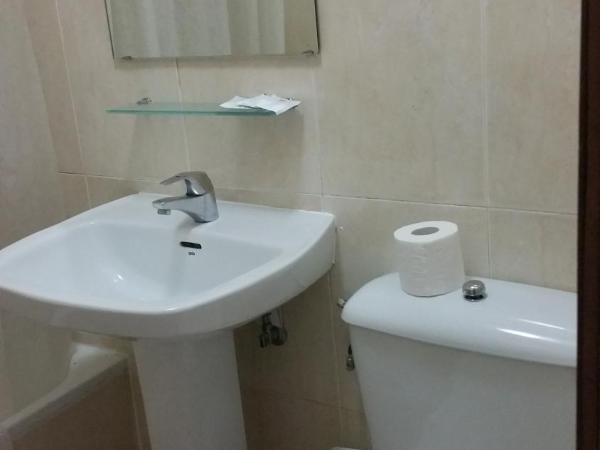 Hostal Lima : photo 5 de la chambre chambre double avec balcon