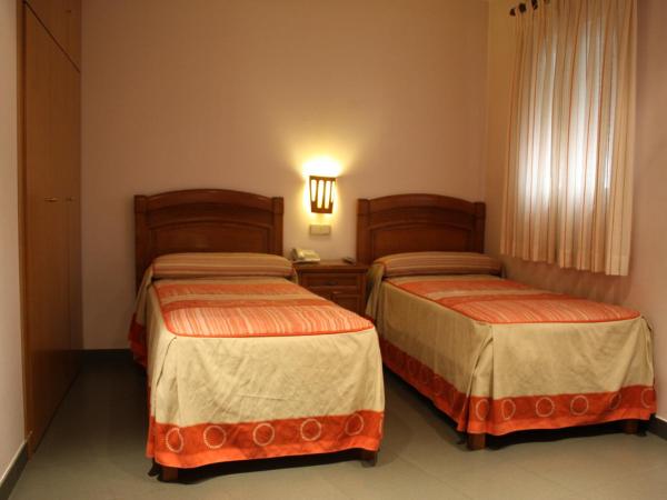 Hostal La Nava : photo 4 de la chambre chambre double ou lits jumeaux