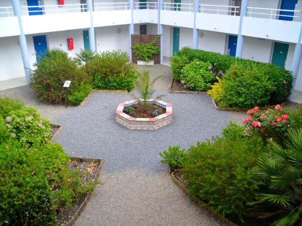 Village Club La Rivière CapFrance : photo 2 de la chambre chambre quadruple avec salle de bains privative séparée