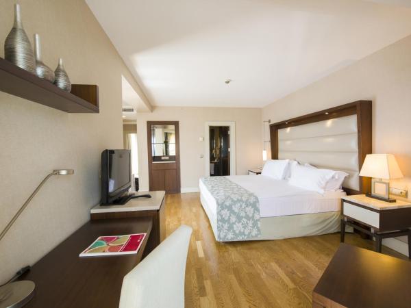 Ramada Plaza Antalya : photo 2 de la chambre suite
