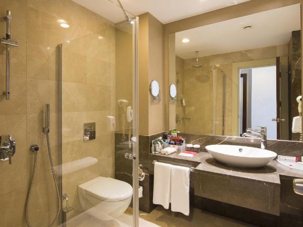 Ramada Plaza Antalya : photo 7 de la chambre chambre de luxe - vue latérale sur mer