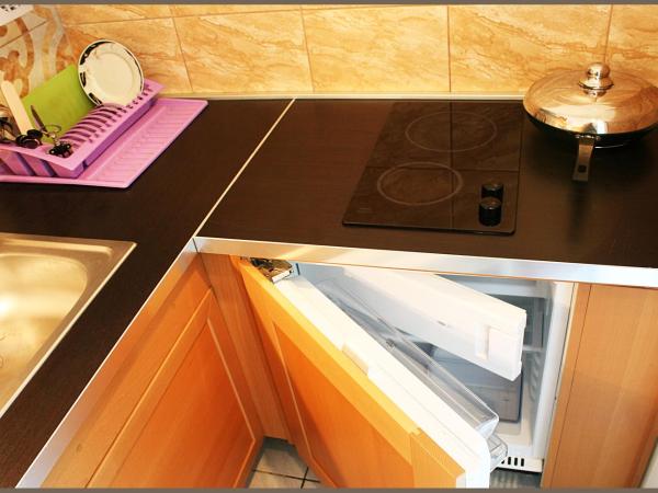 White & Quiet Apartment House : photo 7 de la chambre chambre lit king-size avec balcon