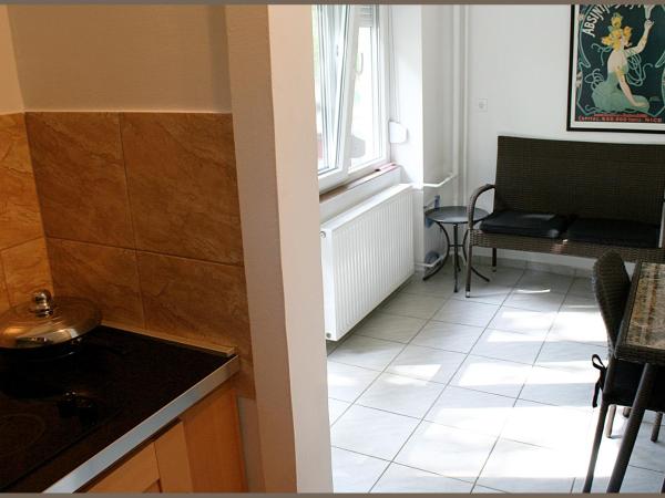 White & Quiet Apartment House : photo 6 de la chambre chambre lit king-size avec balcon