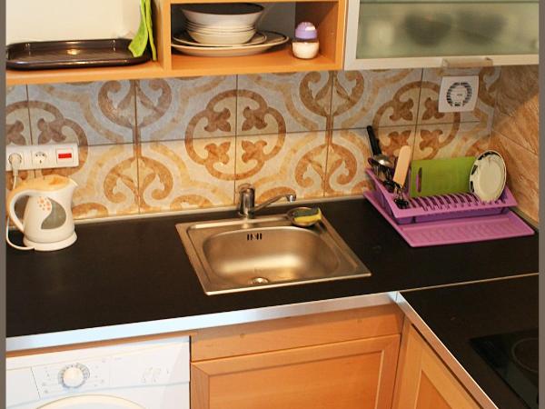 White & Quiet Apartment House : photo 5 de la chambre chambre lit king-size avec balcon