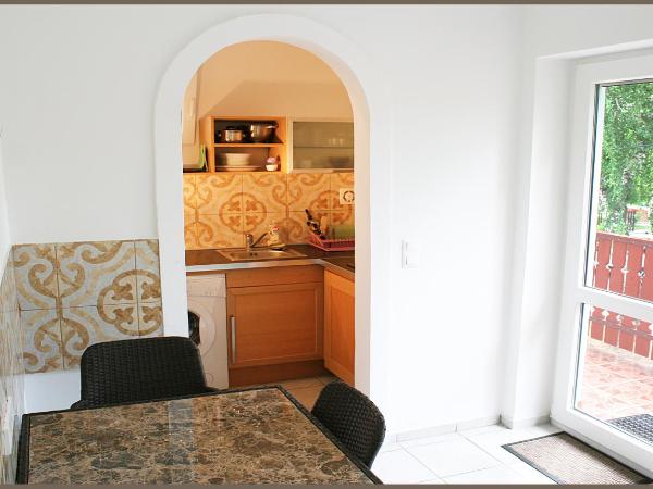 White & Quiet Apartment House : photo 8 de la chambre chambre lit king-size avec balcon