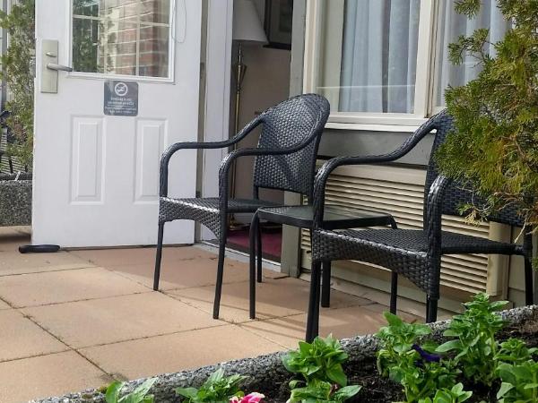 Holiday Inn Victoria - Elk Lake, an IHG Hotel : photo 6 de la chambre chambre lit queen-size standard avec accès piscine