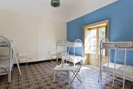 Sunshine Hostel Palermo : photo 2 de la chambre lit simple dans dortoir de 10 lits
