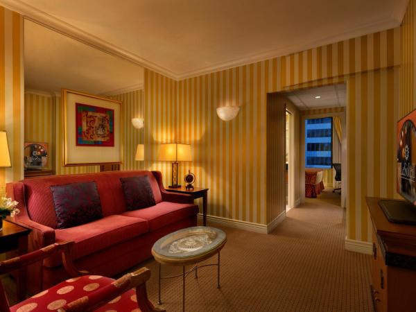 Hotel Le Soleil by Executive Hotels : photo 3 de la chambre suite 1 chambre exécutive avec lits jumeaux