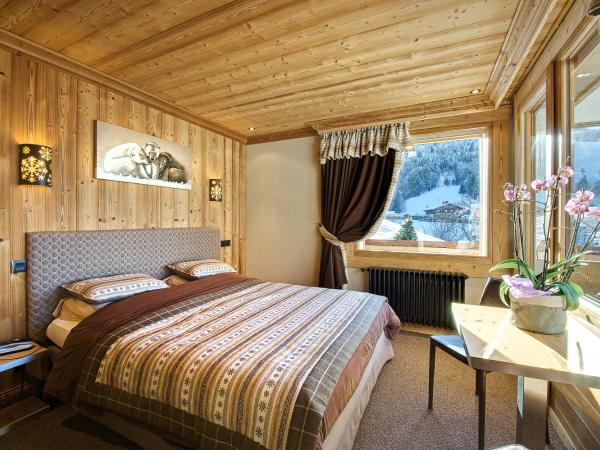 Hôtel-Chalet Les Ecureuils Restaurant, Sauna & Spa Garage : photo 5 de la chambre chambre double/lits jumeaux savoyarde