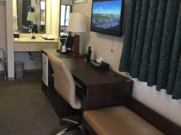 Super 8 by Wyndham Kelowna BC : photo 8 de la chambre chambre lit queen-size - non-fumeurs