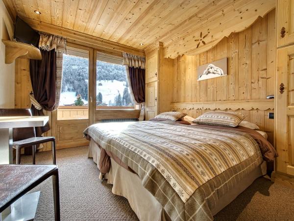 Hôtel-Chalet Les Ecureuils Restaurant, Sauna & Spa Garage : photo 8 de la chambre chambre double/lits jumeaux savoyarde