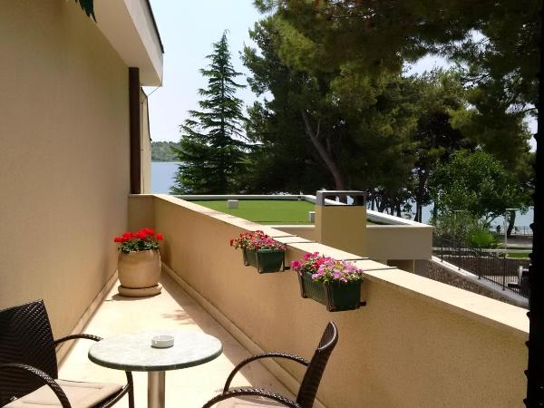 Hotel Villa Radin : photo 5 de la chambre chambre double avec balcon et vue sur le parc