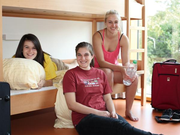 Jugendherberge Stuttgart Neckarpark : photo 1 de la chambre chambre triple