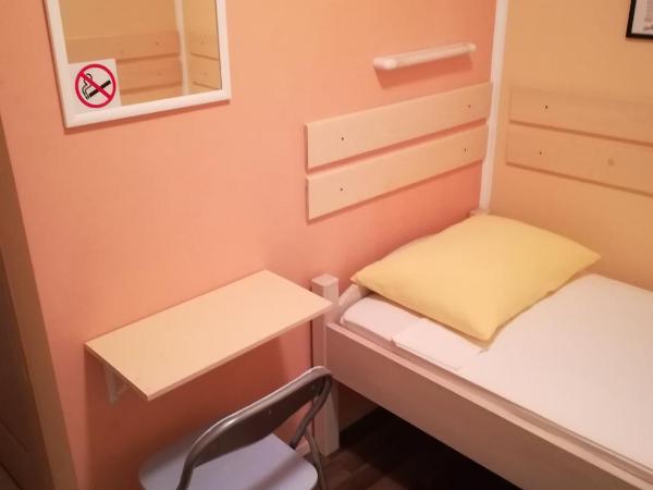 Cinema House Single & Double Rooms & Studio Apartments : photo 1 de la chambre chambre simple avec salle de bains privative