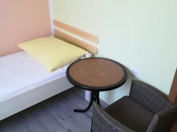 Cinema House Single & Double Rooms & Studio Apartments : photo 8 de la chambre chambre simple avec salle de bains privative