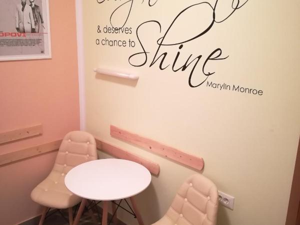 Cinema House Single & Double Rooms & Studio Apartments : photo 8 de la chambre chambre lits jumeaux avec salle de bains privative