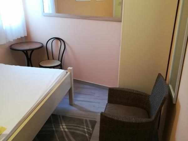 Cinema House Single & Double Rooms & Studio Apartments : photo 5 de la chambre chambre double avec salle de bains privative