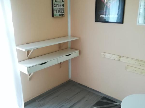 Cinema House Single & Double Rooms & Studio Apartments : photo 5 de la chambre chambre double avec salle de bains privative et terrasse