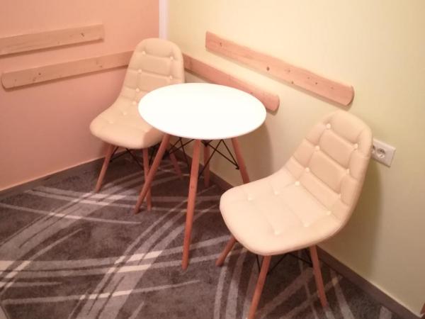 Cinema House Single & Double Rooms & Studio Apartments : photo 4 de la chambre chambre lits jumeaux avec salle de bains privative