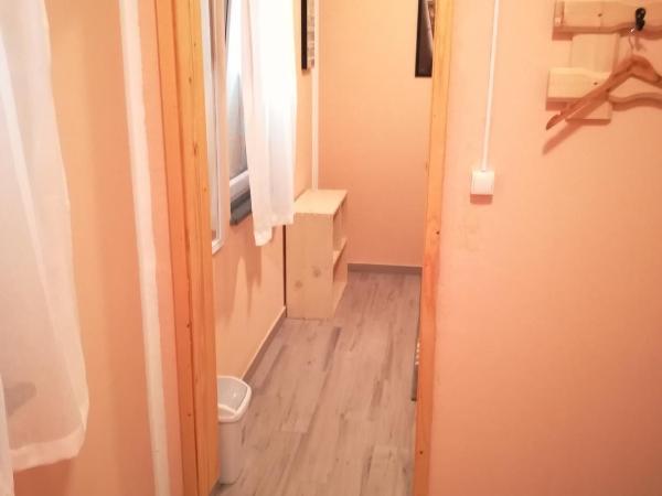 Cinema House Single & Double Rooms & Studio Apartments : photo 3 de la chambre chambre lits jumeaux avec salle de bains privative