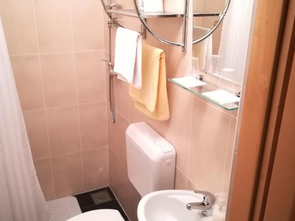 Cinema House Single & Double Rooms & Studio Apartments : photo 9 de la chambre chambre lits jumeaux avec salle de bains privative