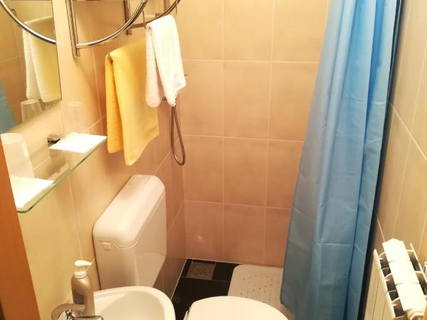 Cinema House Single & Double Rooms & Studio Apartments : photo 2 de la chambre chambre double avec salle de bains privative