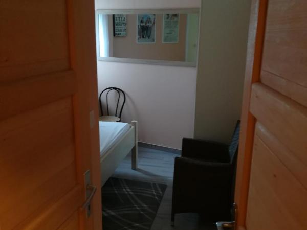 Cinema House Single & Double Rooms & Studio Apartments : photo 1 de la chambre chambre double avec salle de bains privative