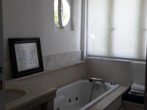 Villa des iris : photo 1 de la chambre chambre double avec baignoire