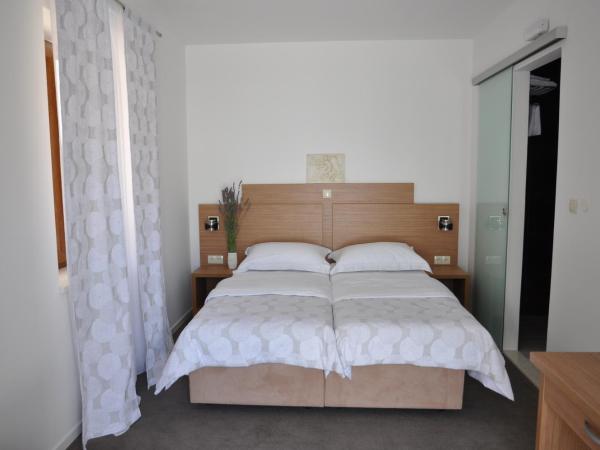 Villa Lučica Trogir : photo 8 de la chambre chambre double ou lits jumeaux avec terrasse