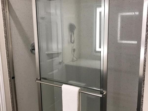 Regency Inn & Suites- NW Houston : photo 7 de la chambre chambre lit king-size standard - fumeurs