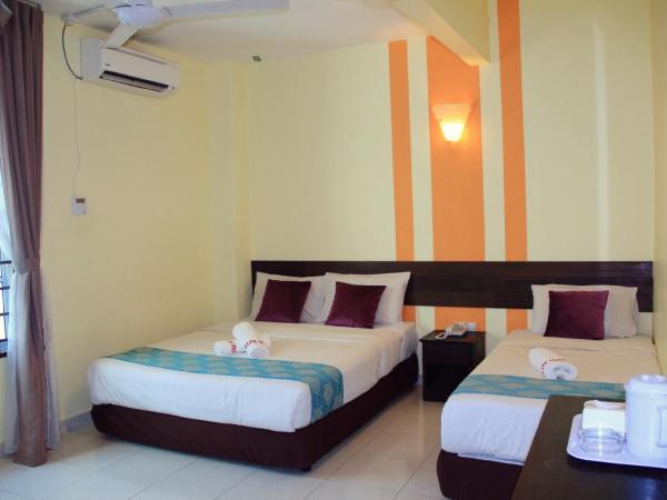 Sun Inns Rest House Kuantan : photo 3 de la chambre cette chambre familiale pour 3 personnes comprend une fenêtre.