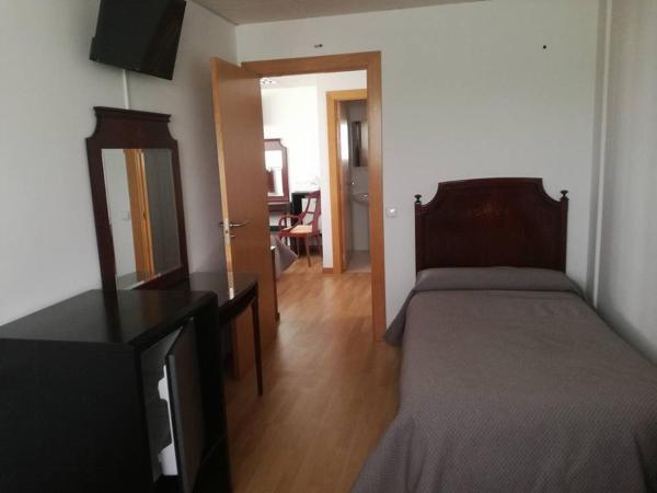 Pension La Espiga : photo 2 de la chambre chambre quadruple avec salle de bains privative
