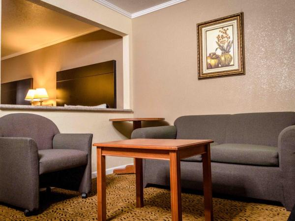 Executive Inn & Suites Sacramento : photo 2 de la chambre suite 2 chambres avec lit queen-size