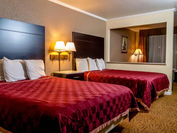 Executive Inn & Suites Sacramento : photo 5 de la chambre suite 2 chambres avec lit queen-size