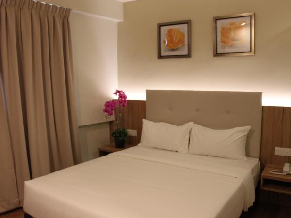 BIG M Hotel : photo 3 de la chambre chambre lit queen-size supérieure avec fenêtre