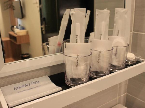 BIG M Hotel : photo 3 de la chambre hébergement lit queen-size de luxe - pas de fenêtre