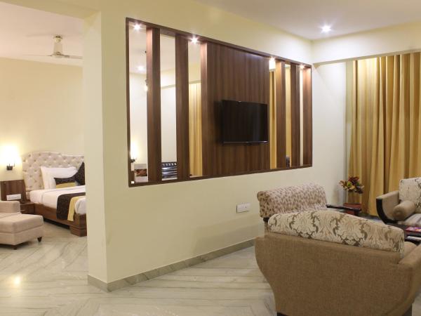 Regenta Central Mewargarh, Near Biological park : photo 7 de la chambre luxury suite lake view