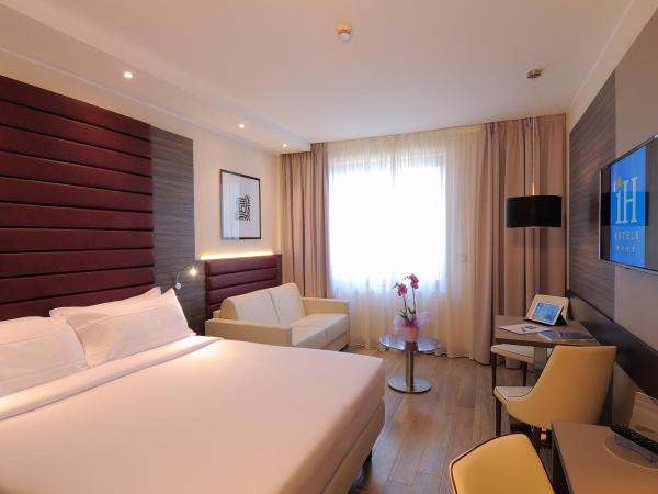 iH Hotels Milano Lorenteggio : photo 5 de la chambre chambre double supérieure avec canapé-lit
