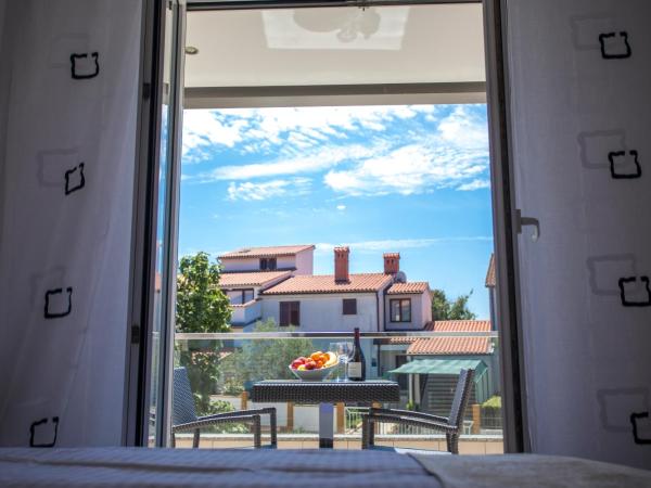 Adrion Aparthotel : photo 1 de la chambre studio avec vue sur jardin