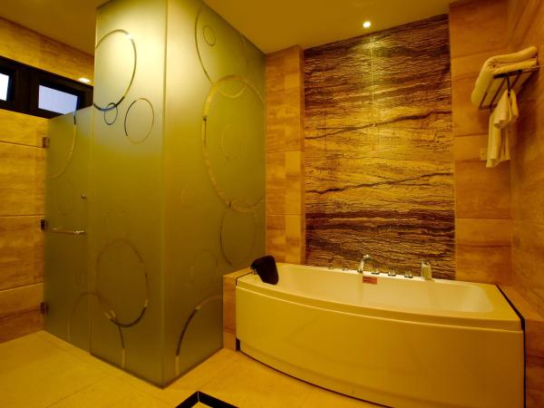 Kokol Haven Resort : photo 9 de la chambre suite lit king-size avec balcon