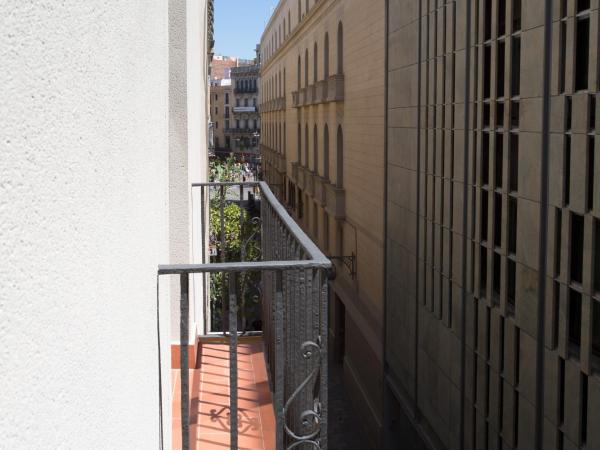 Hostal Operaramblas : photo 4 de la chambre chambre double ou lits jumeaux supérieure avec balcon