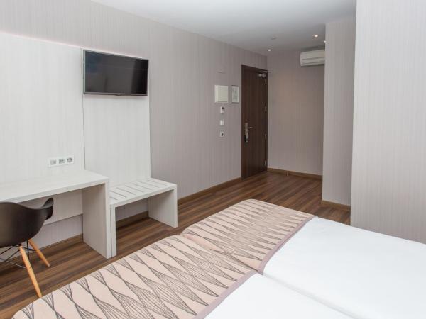 Hostal Operaramblas : photo 3 de la chambre chambre double ou lits jumeaux supérieure avec balcon