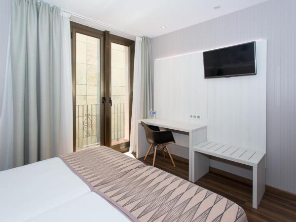 Hostal Operaramblas : photo 2 de la chambre chambre double ou lits jumeaux supérieure avec balcon