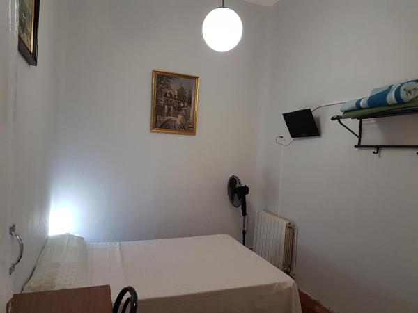 Pensión Berti Madrid : photo 4 de la chambre chambre double standard avec salle de bains commune