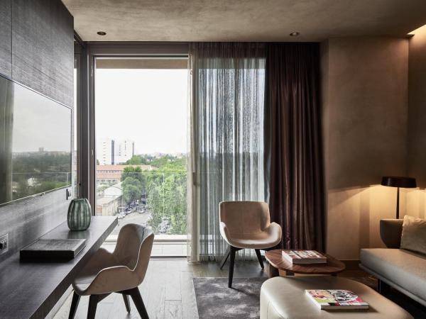 Hotel VIU Milan, a Member of Design Hotels : photo 1 de la chambre suite avec balcon