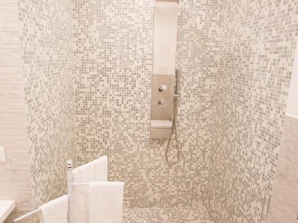 Preluna Central Palace : photo 4 de la chambre chambre triple avec balcon